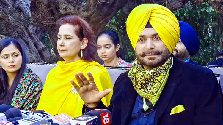 Congress suspends Navjot Kaur Sidhu over her statement of '500 crore rupees to become CM'