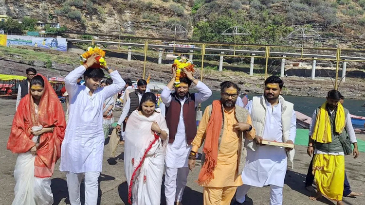 मुख्यमंत्री के बहू-बेटे नर्मदा परिक्रमा पर निकले