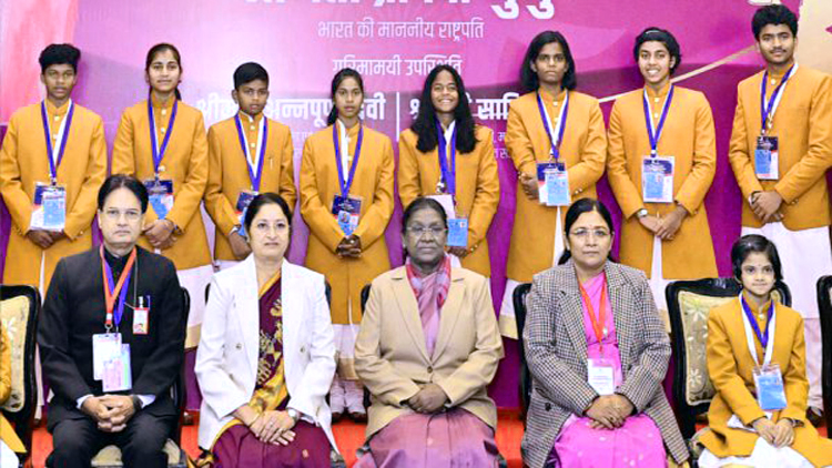 राष्ट्रपति द्रौपदी मुर्मू ने 18 राज्यों के 20 प्रतिभाशाली बच्चों को प्रधानमंत्री राष्ट्रीय बाल पुरस्कार से किया सम्मानित