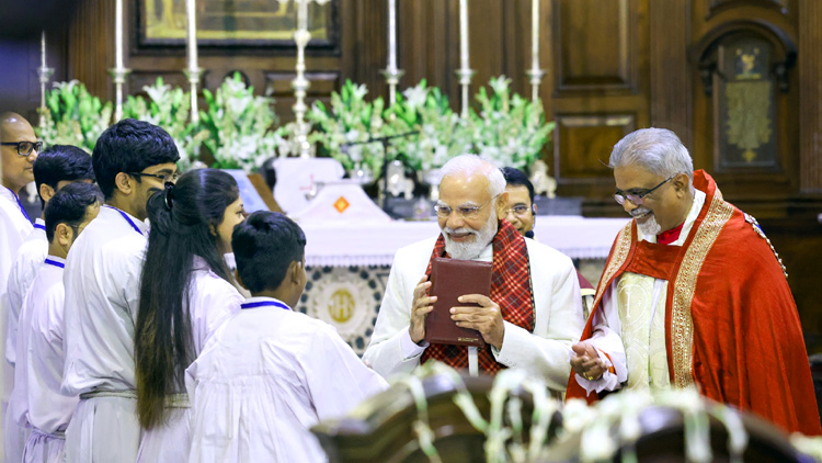 क्रिसमस पर दिल्ली के चर्च में खास प्रार्थना सभा में शामिल हुए पीएम मोदी, देशवासियों को दी शुभकामनाएं