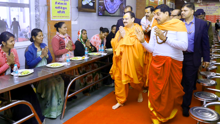 महाकालेश्वर मंदिर पहुंचे एमपी के मुख्यमंत्री और जीपी नड्डा, भगवान महाकाल का अभिषेक कर की सुख-शांति की कामना