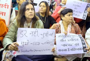 उन्नाव रेप केस : दिल्ली हाईकोर्ट के बाहर महिला कार्यकर्ताओं का प्रदर्शन