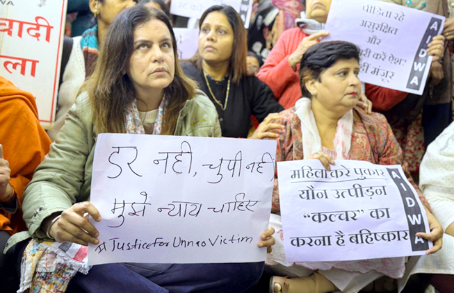 उन्नाव रेप केस : दिल्ली हाईकोर्ट के बाहर महिला कार्यकर्ताओं का प्रदर्शन