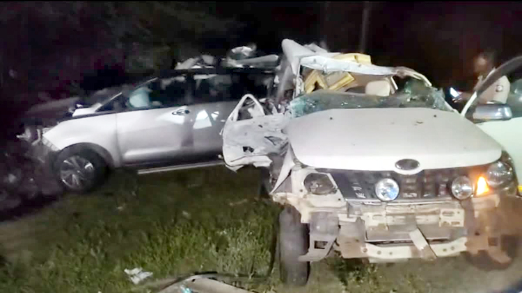 तमिलनाडु... बस का फटा टायर... दो कारों का रौंदा... नौ लोगों की मौत