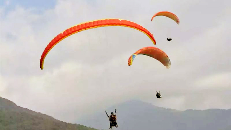 हिमाचल के बीड़-बिलिंग में पैराग्लाइडर दुर्घटनाग्रस्त, पायलट की मौत, पर्यटक घायल