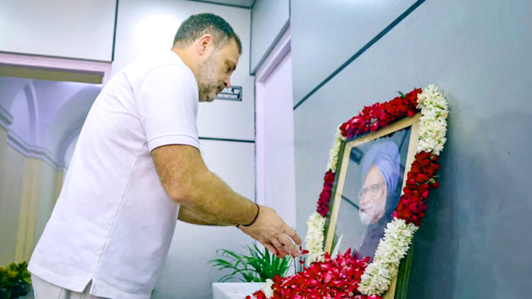 डॉ. मनमोहन सिंह की पुण्यतिथि पर खरगे-राहुल-प्रियंका ने दी भावुक श्रद्धांजलि, कहा- गरिमापूर्ण व्यक्तित्व की थे मिसाल