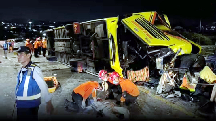 इंडोनेशिया में दर्दनाक सड़क हादसा