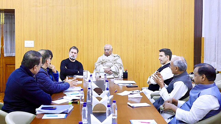 कांग्रेस राष्ट्रीय अध्यक्ष खड़गे और राहुल गांधी ने मध्य प्रदेश के पार्टी नेताओं के साथ की संगठनात्मक समीक्षा बैठक