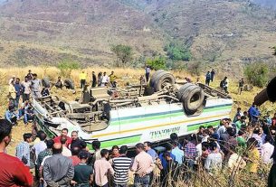 हिमाचल प्रदेश में बड़ा हादसा : सिरमौर में पहाड़ी से नीचे गिरी बस, 8 लोगों की मौत...पांच यात्री घायल