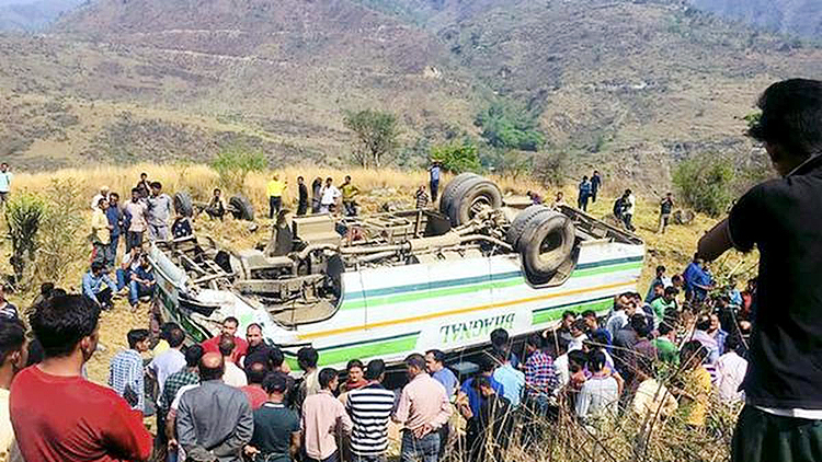 हिमाचल प्रदेश में बड़ा हादसा : सिरमौर में पहाड़ी से नीचे गिरी बस, 8 लोगों की मौत...पांच यात्री घायल