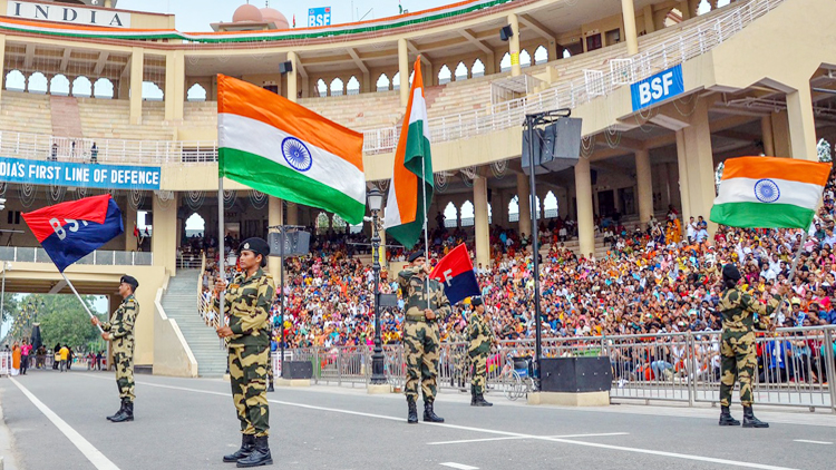 ‘भारत माता की जय’ से गूंजा अटारी-वाघा बॉर्डर, सेना के जवानों ने दुश्मन देश को दिखाया शौर्य