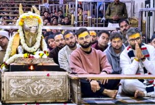 इंदौर वनडे से पहले महाकाल के दरबार में कोहली और कुलदीप ने लगाई हाजिरी, भस्म आरती में लिया हिस्सा