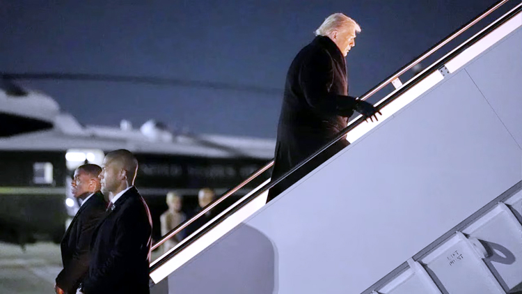 दावोस जा रहे एयर फोर्स वन में आई टेक्निकल दिक्कत, वाइट हाउस लौटे अमेरिकी राष्ट्रपति ट्रंप