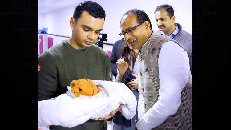 शिवराज के घर आई 'लाडली लक्ष्मी'... बड़ी बहू अमानत ने दिया बेटी को जन्म, दादा ने पोती के कान में बोला गायत्री मंत्र