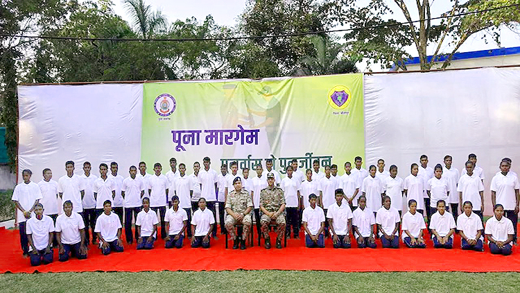 नक्सल मुक्त हो रहा छत्तीसगढ़! 1.41 करोड़ रुपए के इनाम वाले 52 माओवादियों ने किया आत्मसमर्पण