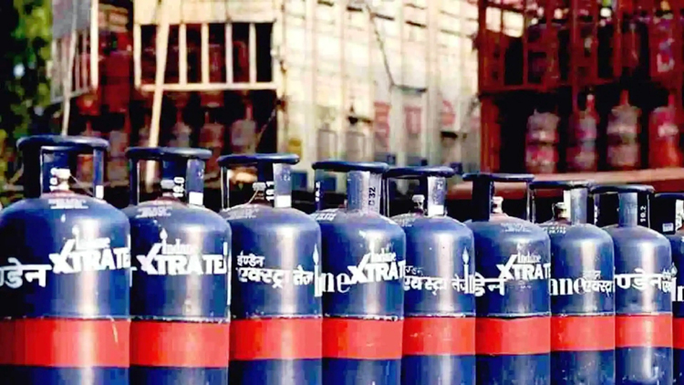 नए साल की शुरुआत महगाई के साथ, 111 रुपये महंगा हो गया कॉमर्शियल एलपीजी सिलेंडर