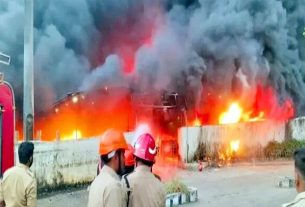 त्रिशूर रेलवे स्टेशन की पार्किंग में लगी भयंकर आग, चंद मिनटों में जलकर खाक हो गईं 200 गाड़ियां