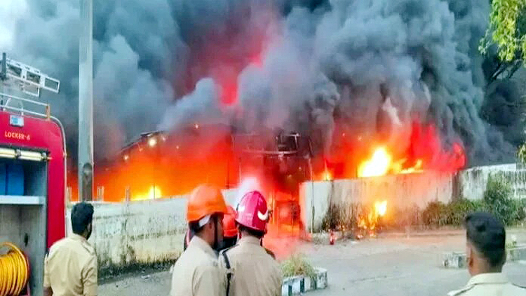 त्रिशूर रेलवे स्टेशन की पार्किंग में लगी भयंकर आग, चंद मिनटों में जलकर खाक हो गईं 200 गाड़ियां