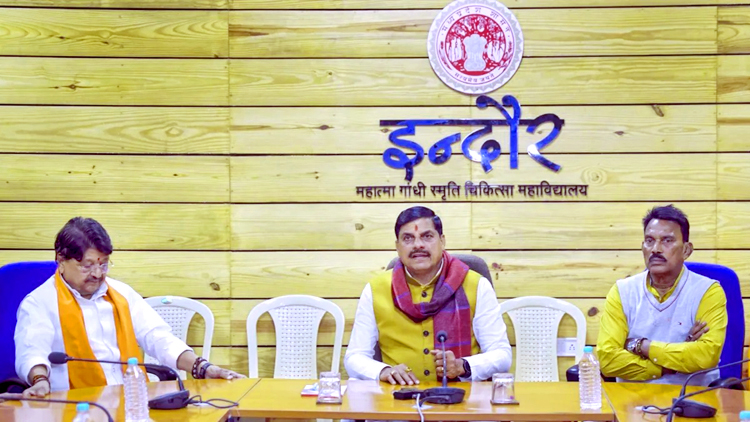 इंदौर त्रासदी पर सीएम ने अब बड़े अफसरों को हटाया, कमिश्नर पर भी गिरी गाज
