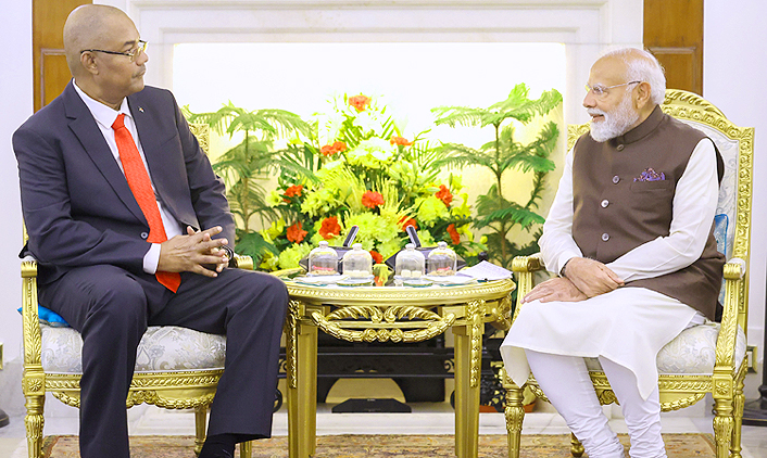 सेशेल्स के राष्ट्रपति से प्रधानमंत्री नरेंद्र मोदी ने की मुलाकात, कहा- हिंद महासागर की लहरें सदियों से हमारे लोगों को जोड़ रही
