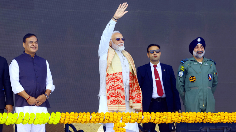 प्रधानमंत्री नरेंद्र मोदी असम दौरा : नॉर्थईस्ट की पहली इमरजेंसी लैंडिंग स्ट्रिप का उद्घाटन, दी करोड़ों की सौगात...
