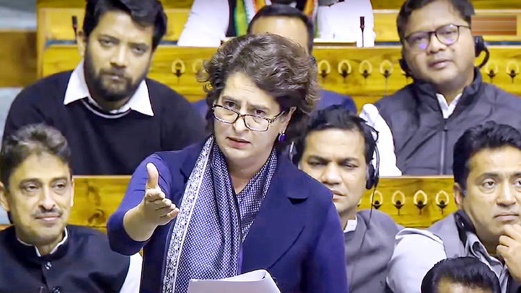 राहुल गांधी को ‘अबोध बालक’ कहने पर भड़की बहन प्रियंका, कहा – “यह बात करने का कौनसा तरीका?”
