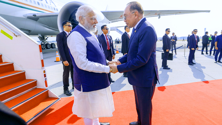 प्रधानमंत्री मोदी के स्वागत में सजा कुआलालंपुर एयरपोर्ट, अनवर इब्राहिम ने किया भव्य स्वागत 
