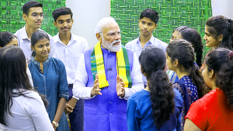 प्रधानमंत्री मोदी का छात्रों को मंत्र : "टेकनालॉजी से डरो मत, उसका इस्तेमाल करो...
