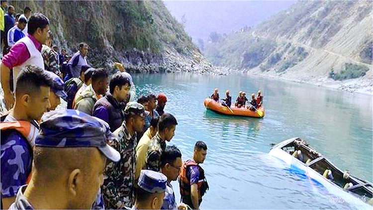 नेपाल के रामेछाप में तामाकोशी नदी में गिरी बस : 12 यात्रियों की मौत, आठ घायल