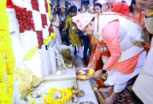 महाशिवरात्रि के मौके पर मुख्यमंत्री डॉ. मोहन यादव ने की शिव की पूजा अर्चना : शिव बारात में शामिल हुए बजाया डमरू-खींचा रथ