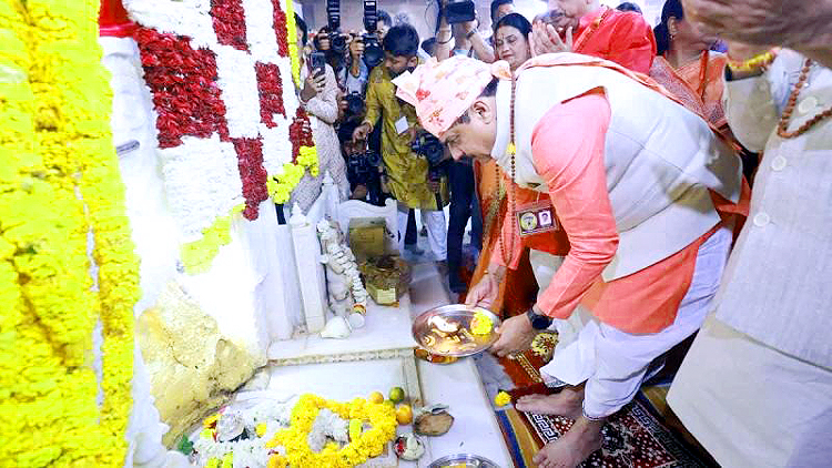 महाशिवरात्रि के मौके पर मुख्यमंत्री डॉ. मोहन यादव ने की शिव की पूजा अर्चना : शिव बारात में शामिल हुए बजाया डमरू-खींचा रथ