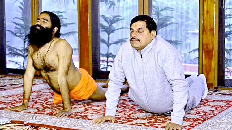 मुख्यमंत्री डॉ. मोहन यादव बाबा रामदेव संग शीर्षासन करते दिखे, बोले-योग को दिनचर्या में शामिल करें