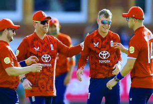 गेंदबाजों के बेहतरीन प्रदर्शन की बदौलतर इंग्लैंड ने श्रीलंका को 51 रन से हराया