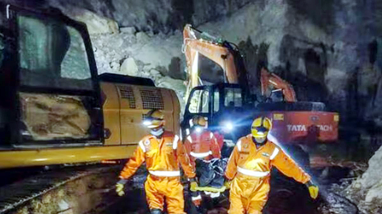 चीन के शेडोंग में सोने की खदान में बड़ा हादसा : पिंजरा खदान के शाफ्ट में गिरने से सात लोगों की मौत