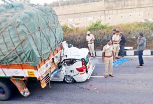 गुजरात में भीषण सड़क हादसा : 3 लोगों की मौत ; ट्रक ने कार को मारी ऐसी टक्कर सड़क पर फैल गए शव