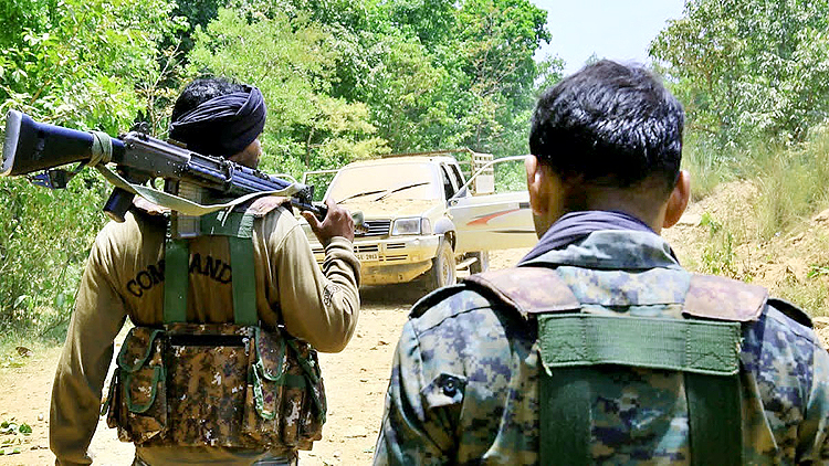 महाराष्ट्र-छत्तीसगढ़ सीमा पर स्थित अबुझमाड़ के जंगल में नक्सलियों के साथ मुठभेड़ : सी-60 कमांडो शहीद, तीन नक्सली ढेर