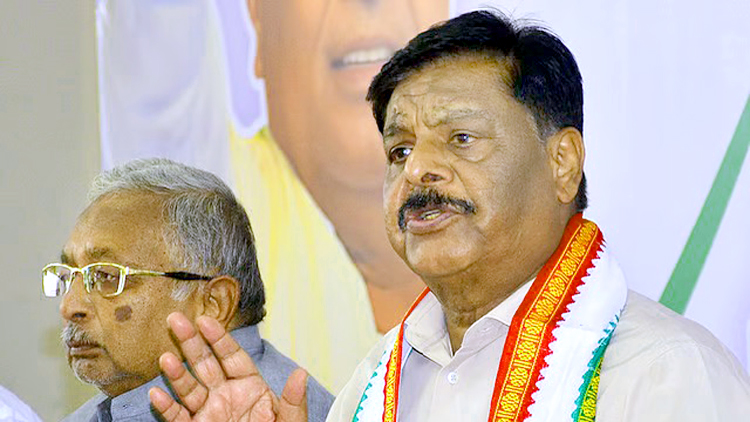 कर्नाटक कांग्रेस के सोशल वेलफेयर मिनिस्टर एचसी महादेवप्पा ने अपने विधायकों को कहा ‘गली का कुत्ता’ तो मचा बवाल