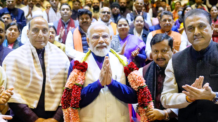 प्रधानमंत्री मोदी ने एनडीए गठबंधन के नेताओं से कहा- नेताओं को अनेक चुनावों में जीत पर संतुष्ट होकर नहीं बैठ जाना चाहिए