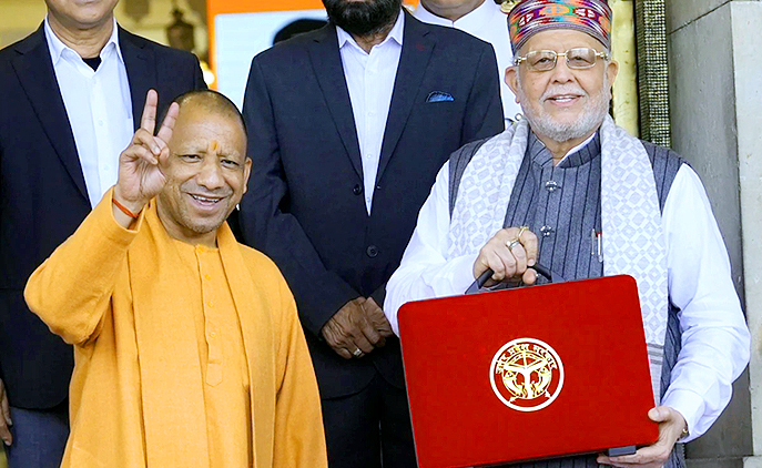 योगी सरकार ने पेश किया यूपी बजट 2026 : मेधावी छात्राओं को स्‍कूटी, नई टाउनशि‍प के ल‍िए 3500 करोड़