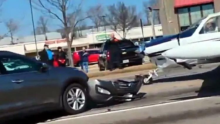 अमेरिका में बीच सड़क प्लेन की क्रैश लैंडिंग