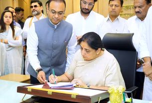 सुनेत्रा पवार ने मुंबई स्थित मंत्रालय में महाराष्ट्र की पहली महिला डिप्टी सीएम का पदभार किया ग्रहण