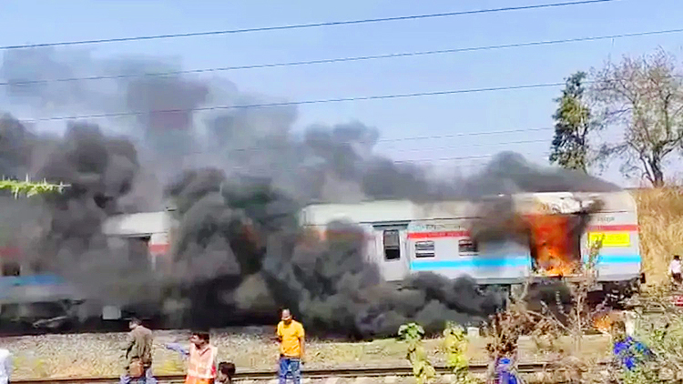 महाराष्ट्र में टला बड़ा रेल हादसा : नई दिल्ली से चेन्नई जा रही जीटी एक्सप्रेस में भीषण आग, जान बचाने के लिए कूदकर भागे यात्री