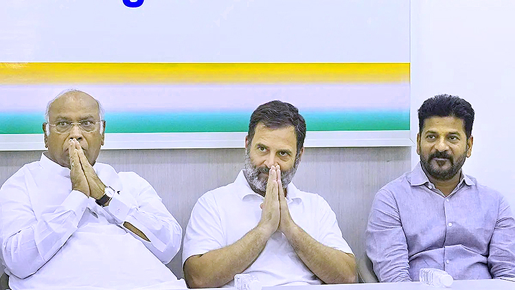तेलंगाना के मुख्यमंत्री रेवंत रेड्डी अपने मंत्रियों के साथ दिल्ली पहुंचे : खरगे आवास पर बड़ी बैठक, राहुल भी मौजूद