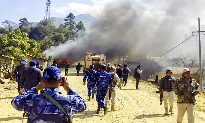 मणिपुर के उखरुल में कर्फ्यू लागू ,पांच दिन के लिए इंटरनेट बंद : उपद्रवियों ने 25 घर और चार सरकारी क्वार्टर फूंके