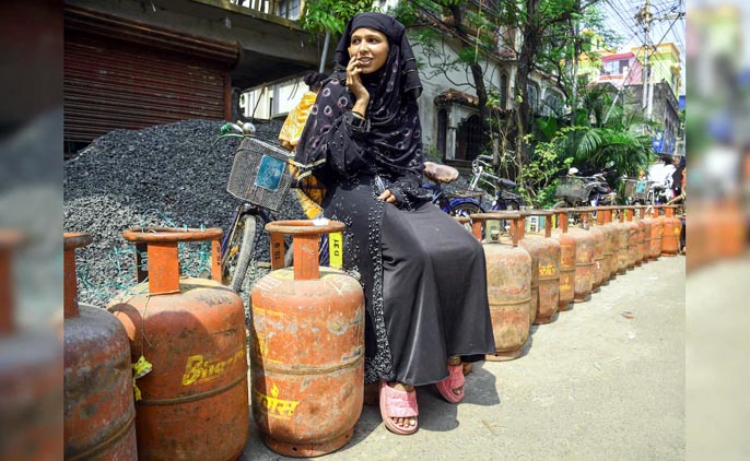 एलपीजी की खपत में 17 प्रतिशत की गिरावट