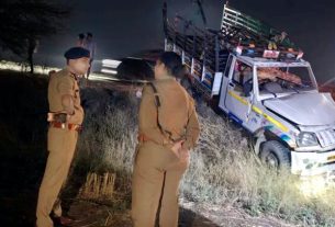 पिकअप पलटी