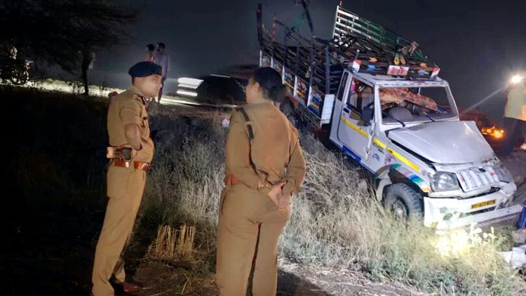 पिकअप पलटी