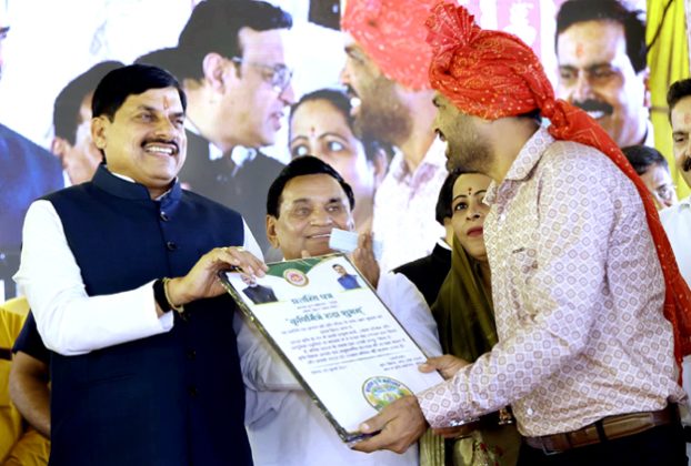 आदर्श "मोहन राज"