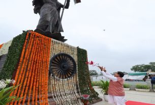 अमर शहीदों को किया नमन